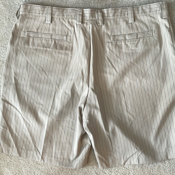 Men’s Izod Golf shorts. Like new condition. - Picture 5 of 6